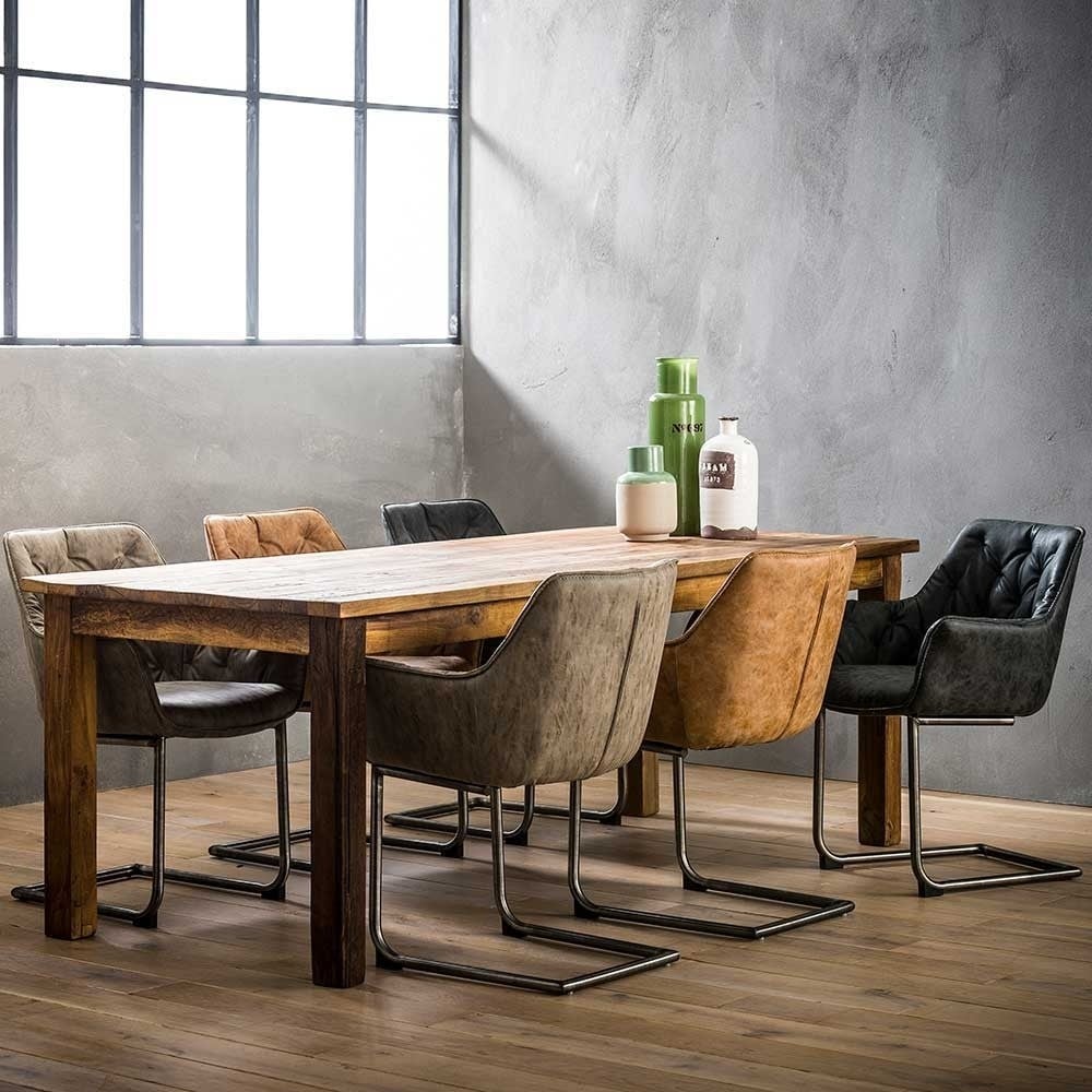 Patchwork Dining in der "Light Version" - Stühle mit identischem Design in verschiedenen Farben (je zwei) zu einer Sitzgruppe kombiniert